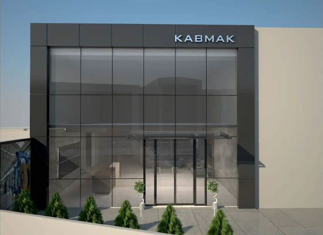 Kabmak fabrikası girişi yakından, cam cephe önünde saksı dizisi