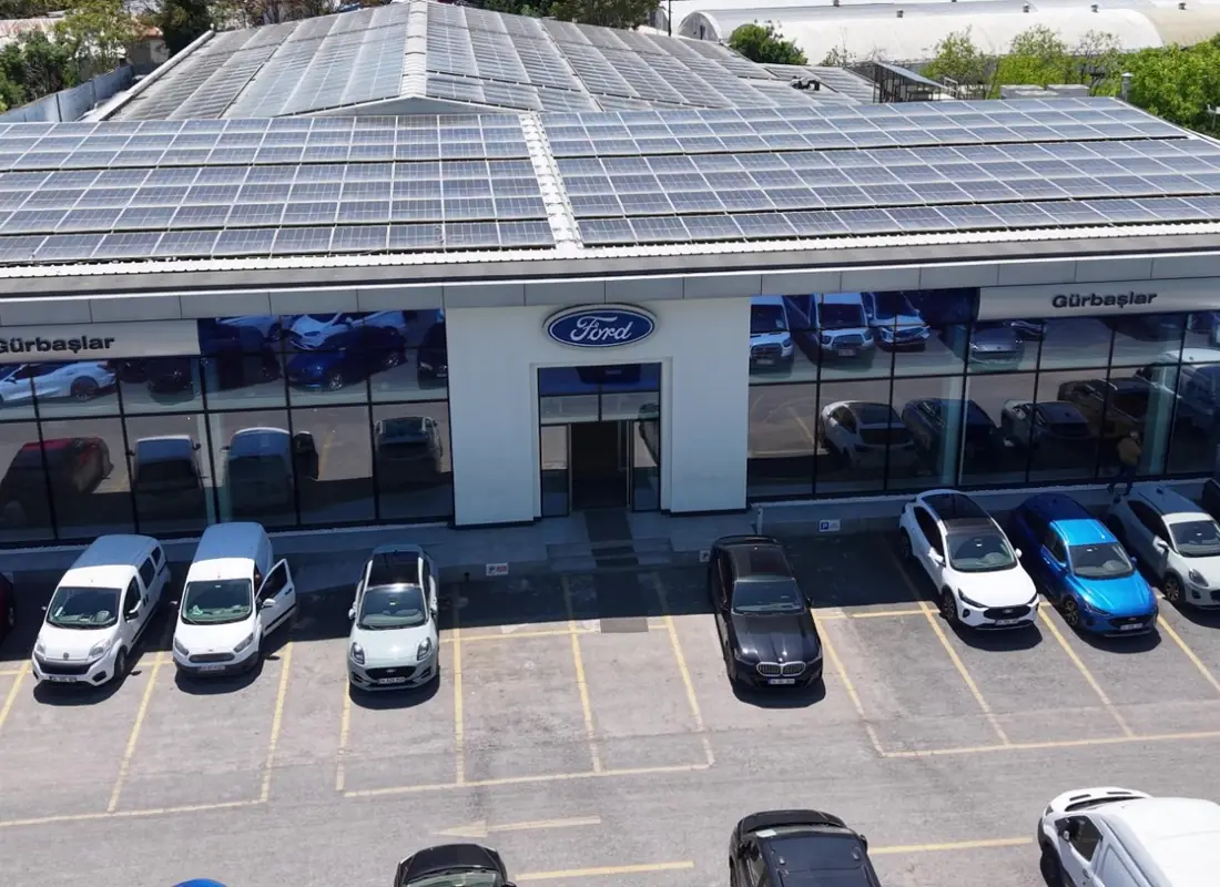 Gürbaşlar Showroom ön cephesi ve otoparkı, çatıda güneş panelleri